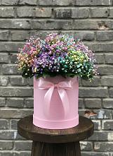 Цветочная композиция из Гипсофила и Розы в шляпной коробке в Новолакском