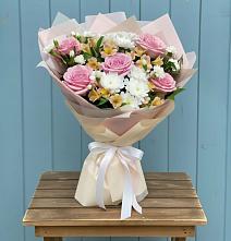 Букет цветов из:  Гвоздики, Орхидеи и Розы в Новолакском