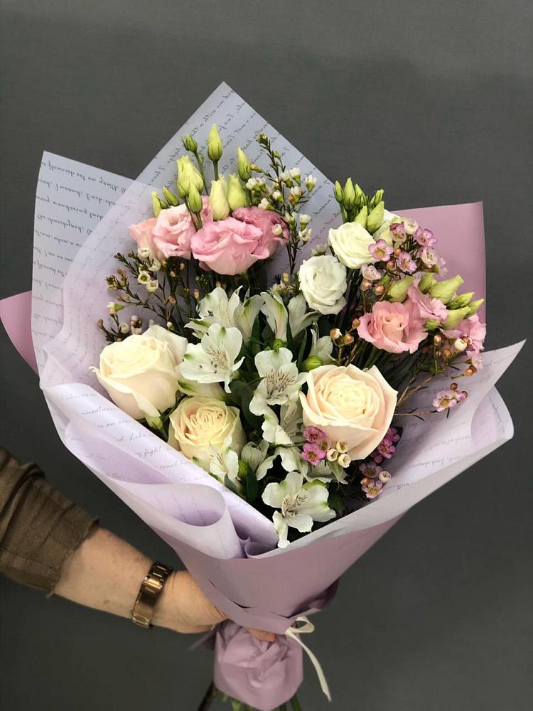 Букет цветов из: Альстромерии, Розы и Лизиантусы в Новолакском