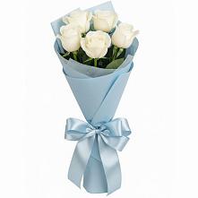 Букет 5 Белых роз Проуд в Новолакском