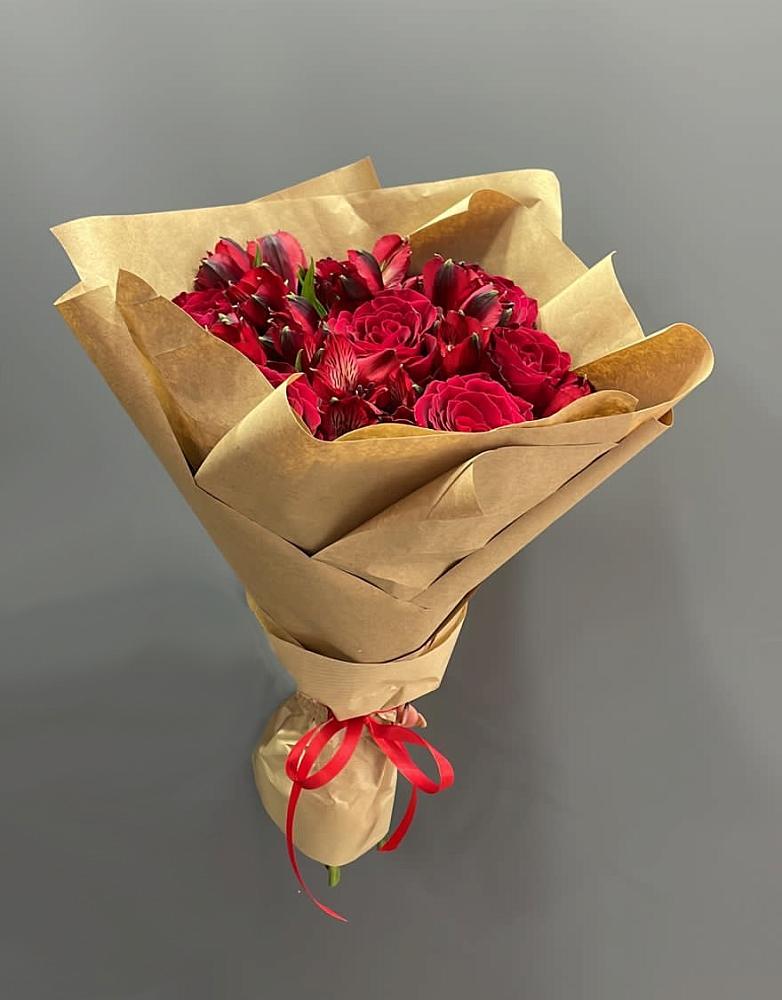 Букет цветов из: Альстромерии и Розы в Новолакском