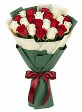 Букет Микс из красных и белых роз в Новолакском