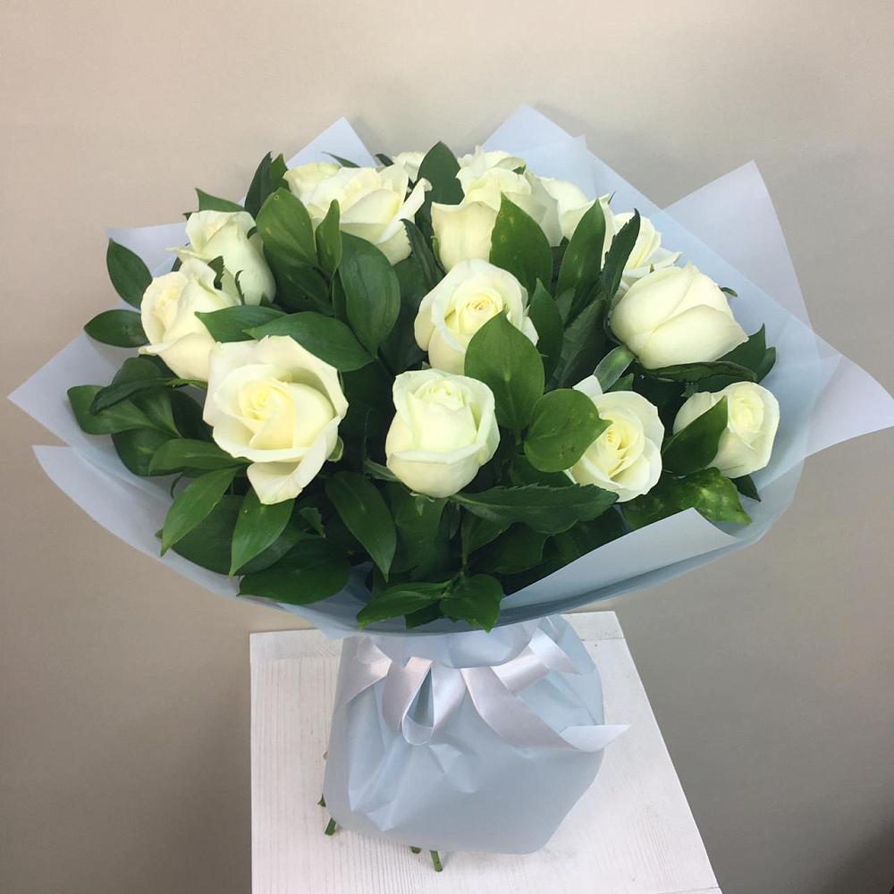 Букет 15 Белых роз Проуд в Новолакском