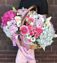 Композиция солнечный день в Новолакском Цветочная композиция из Розы, Хризантемы, Пионы и Лизиантусы в корзине в Новолакском