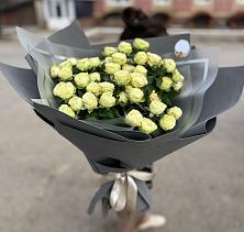 Букет Белые кустовые розы Солинеро в Новолакском