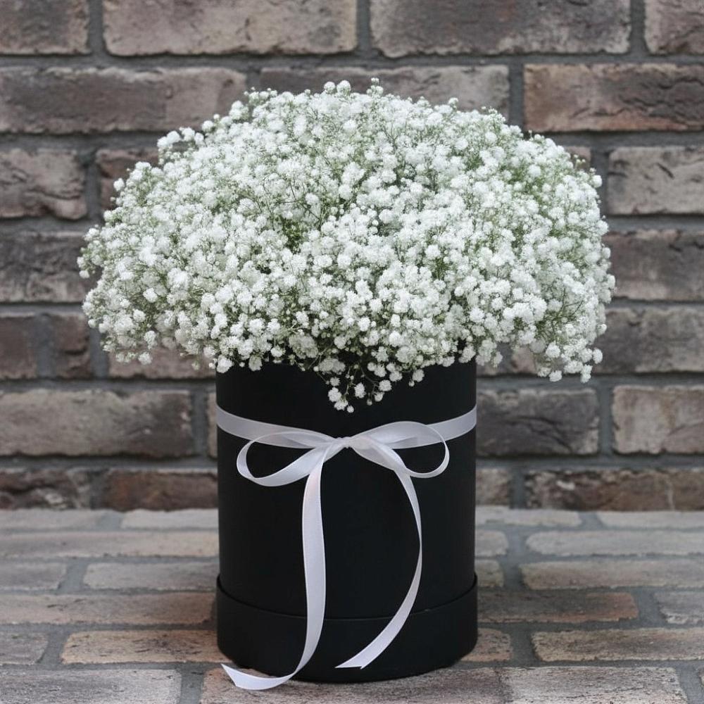 Цветочная композиция из Гипсофила в шляпной коробке в Новолакском