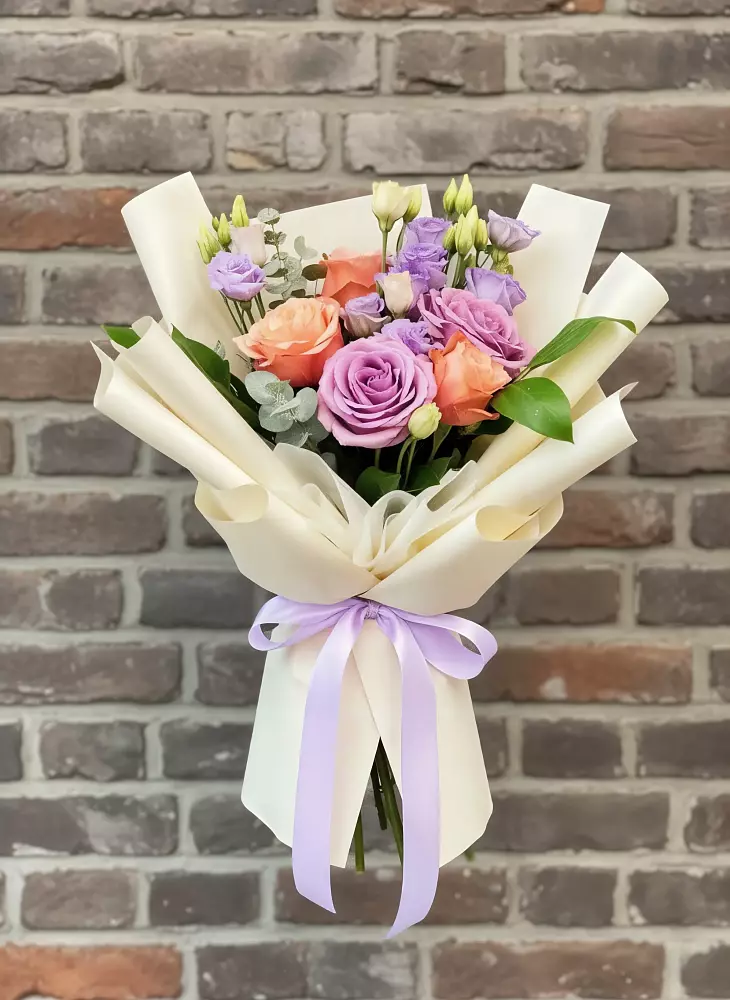 Букет цветов из: Лизиантусы и Розы в Новолакском