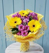 Букет цветов из:  Хризантемы и Герберы в Новолакском