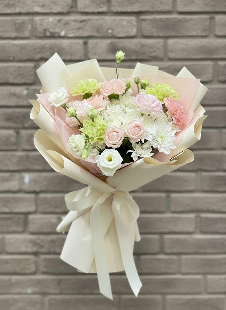 Букет цветов из: Гвоздики, Розы, Лизиантусы и Хризантемы в Новолакском
