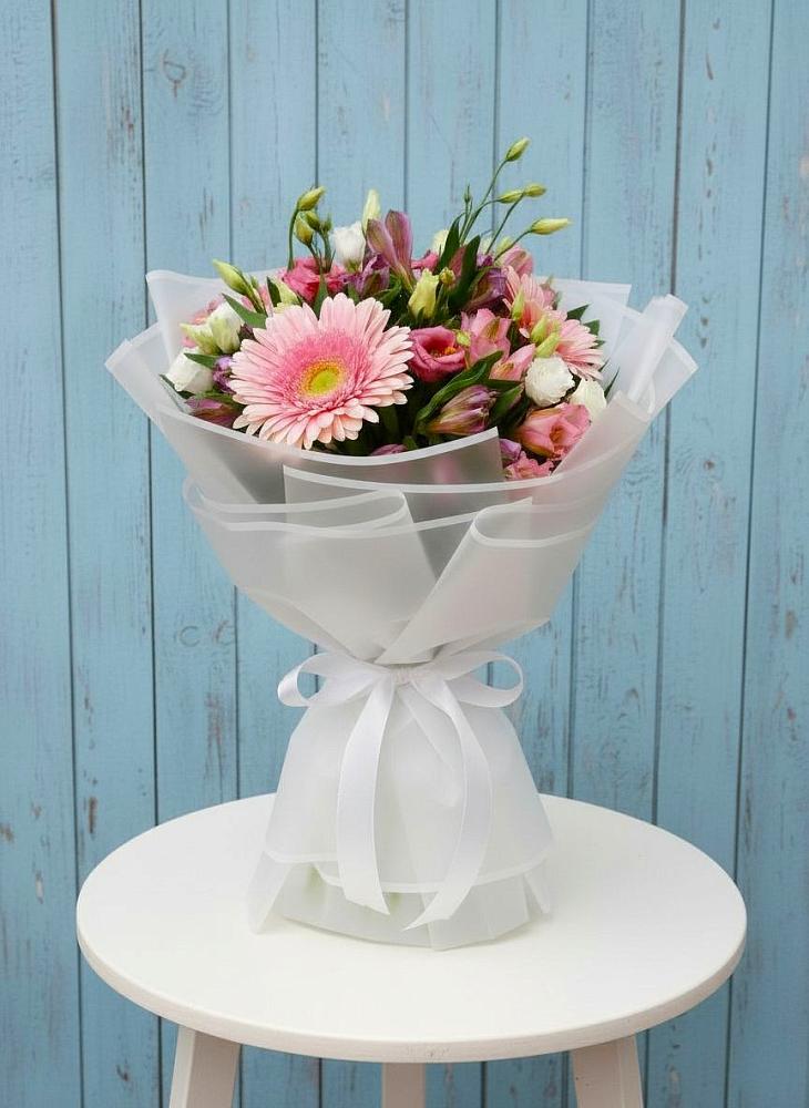 Букет цветов из: Герберы, Альстромерии и Лизиантусы в Новолакском