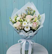 Букет цветов из:  Розы и Лизиантусы в Новолакском