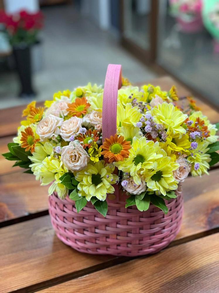 Цветочная композиция из Хризантемы и Розы в корзине в Новолакском