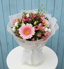 Букет цветов из:  Герберы, Альстромерии и Лизиантусы в Новолакском