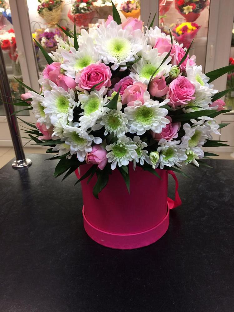 Цветочная композиция из Розы и Хризантемы в шляпной коробке в Новолакском