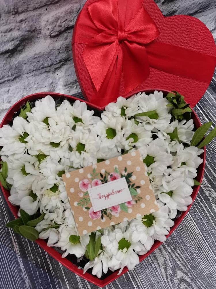 Цветочная композиция из Хризантемы в виде сердца в Новолакском