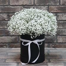 Цветочная композиция из Гипсофила в шляпной коробке в Новолакском