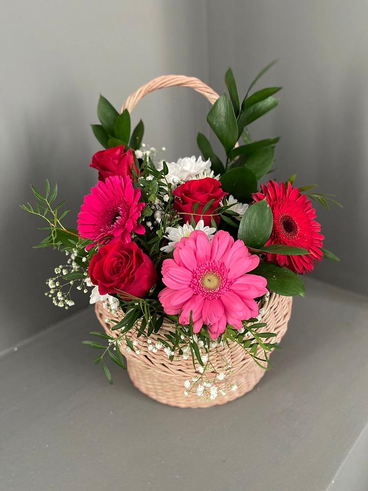 Цветочная композиция из Розы, Хризантемы и Герберы в корзине в Новолакском