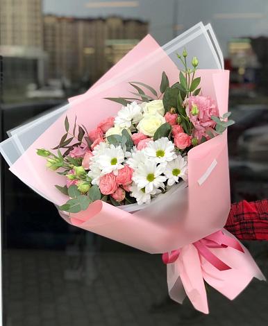 Букет цветов из: Розы, Лизиантусы и Хризантемы в Новолакском