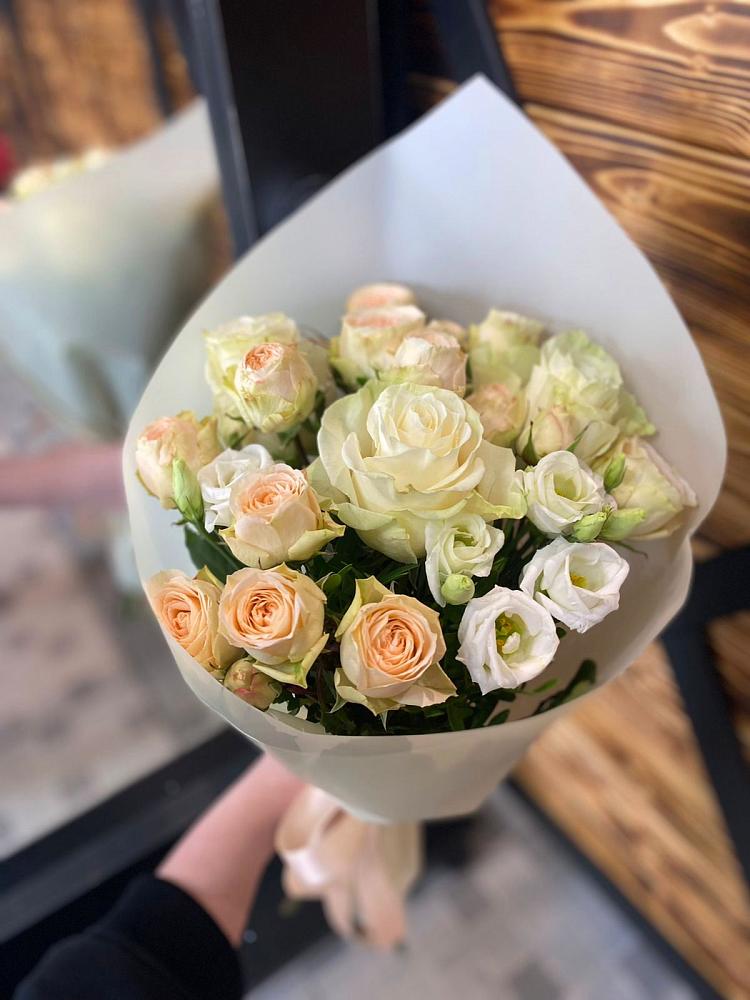 Букет цветов из: Розы и Лизиантусы в Новолакском